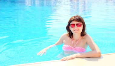 Yüzme havuzunda rahatlatıcı