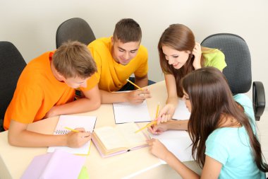 güzel genç öğrenci, üzerinde beyaz izole mutlu grubu