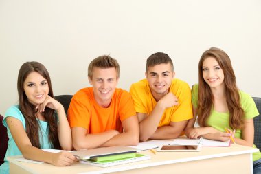 güzel genç öğrenci, üzerinde beyaz izole mutlu grubu