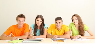 güzel genç öğrenci, üzerinde beyaz izole mutlu grubu