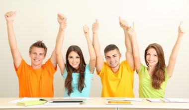 güzel genç öğrenci, üzerinde beyaz izole mutlu grubu