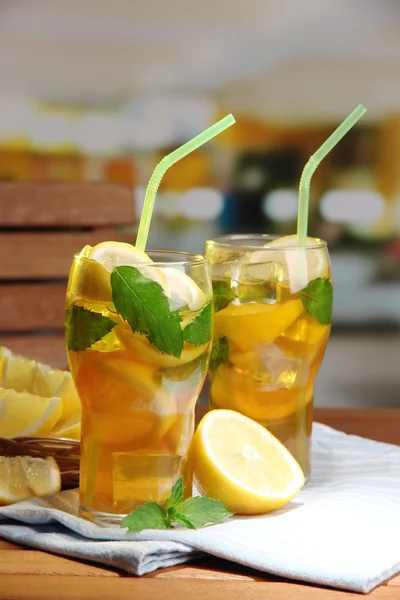 Tè freddo con limone e menta sul tavolo di legno, all'aperto — Foto Stock