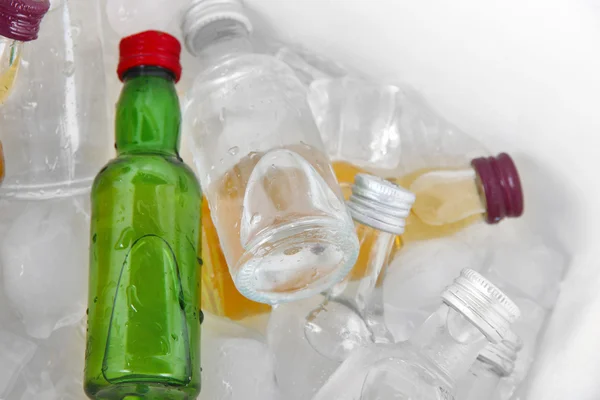 Minibar butelek z kostkami lodu, szczelnie-do góry — Zdjęcie stockowe