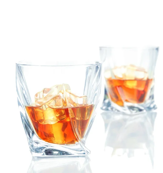 Due bicchieri di whisky scozzese, isolati su bianco — Foto Stock