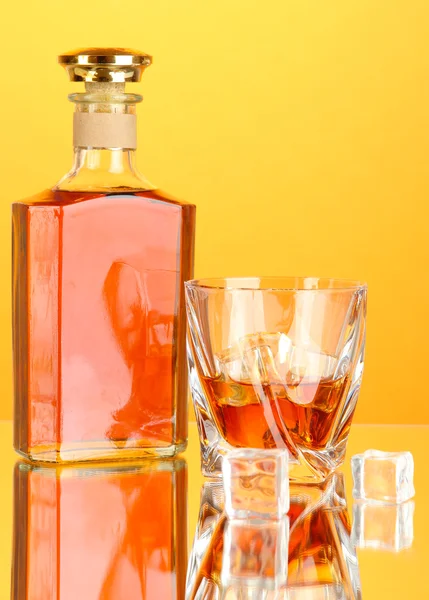 Botella y dos vasos de whisky escocés, sobre fondo de color — Foto de Stock