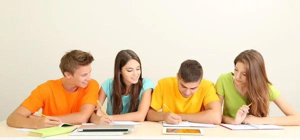 Grupo feliz de belos jovens estudantes, isolados em branco — Fotografia de Stock