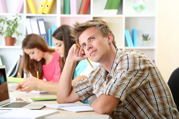 Feliz grupo de hermosos jóvenes estudiantes, aislados en blanco — Foto de Stock