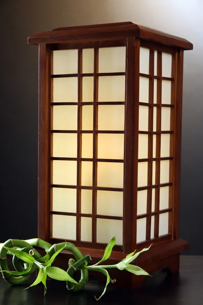 Lampe de table japonaise sur fond marron — Photo