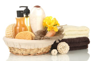 Kozmetik Şişeler ve üzerinde beyaz izole sabun sepeti,