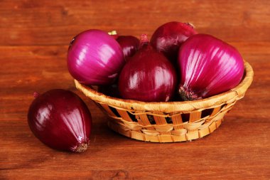 hasır sepet ahşap zemin üzerinde mor soğan