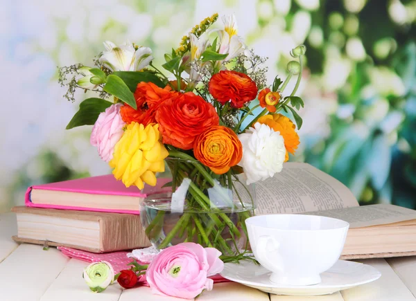 Сценический натюрморт цветков лютики на деревянном столе на естественном фоне — стоковое фото