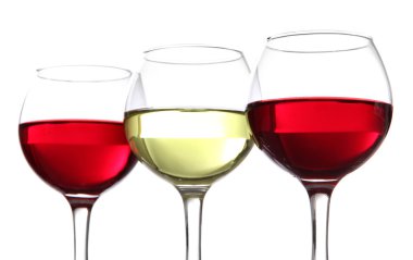 bardak şarap üzerine beyaz izole