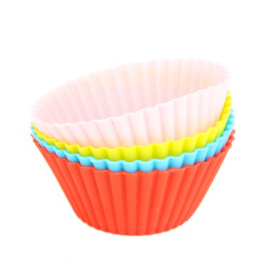 yığın üzerinde beyaz izole renkli cupcake olguların