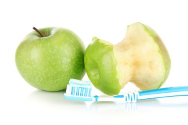 elma üzerine beyaz izole bir diş fırçası ile