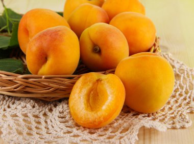 Kayısı hasır bardak altlığı peçete ahşap tablo üzerinde üzerinde