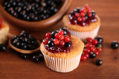ahşap masa üzerinde meyveleri ile lezzetli muffins