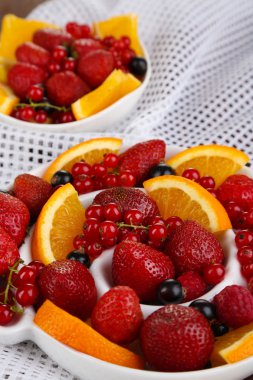 ahşap masa yakın çekim Tabaklarda yararlı meyve salatası