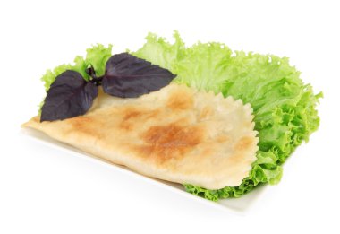 plaka üzerinde beyaz izole, taze otlar ile lezzetli cheburek