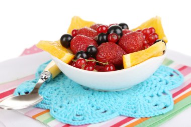 yararlı meyve salatası, taze meyve ve çilek beyaz izole kase