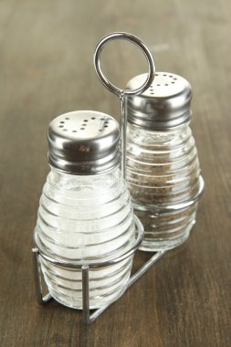 tuz ve biber mills, ahşap zemin üzerinde