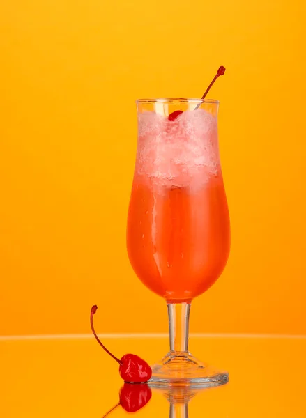 Cocktail di ciliegie con ghiaccio su sfondo arancione — Foto Stock