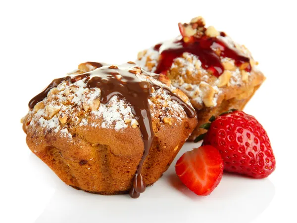 Bolos de muffin saborosos com morangos e chocolate, isolados em branco — Fotografia de Stock