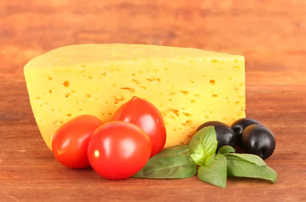 Peynir, fesleğen ve ahşap zemin üzerinde sebze — Stok fotoğraf