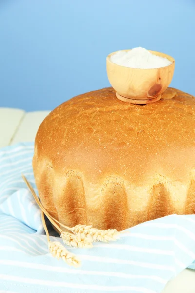 Pane saporito caldo con sale su sfondo di colore — Foto Stock