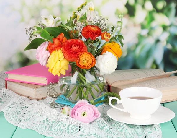 Schilderachtige stillevens van bloemen boterbloemen op houten tafel op natuurlijke achtergrond — Stockfoto