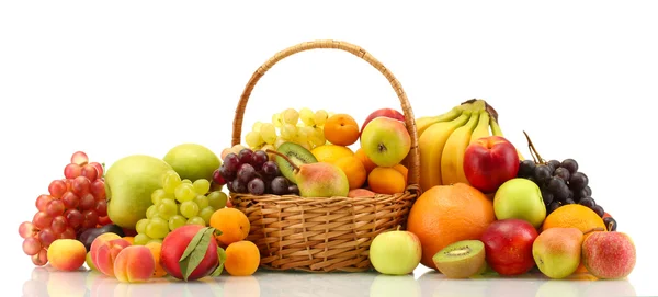 Sortimento de frutas exóticas em cesta isolada em branco — Fotografia de Stock