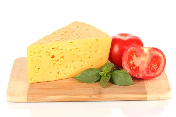 Сыр, базилик и помидор на разделочной доске изолированы на белом — стоковое фото