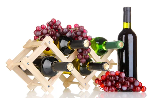 Ahşap stand üzerinde beyaz izole yerleştirilen şarap şişeleri — Stok fotoğraf
