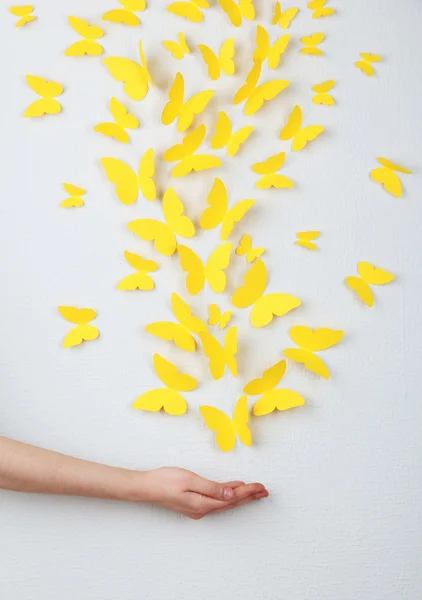 Papier papillons jaunes volent sur le mur dans différentes directions — Photo