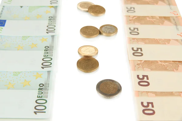 Banknoty euro i eurocentów na białym tle — Zdjęcie stockowe