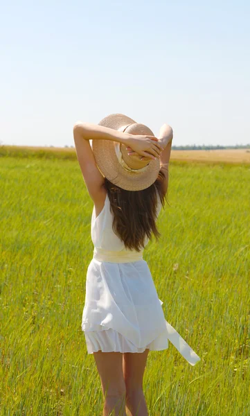 Portrait de belle jeune femme dans le domaine — Photo