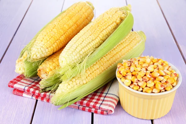 Légumes de maïs frais sur table en bois — Photo