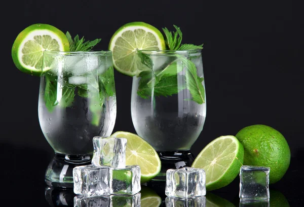Glasses of cocktail with ice on black background — Stock Photo, Image