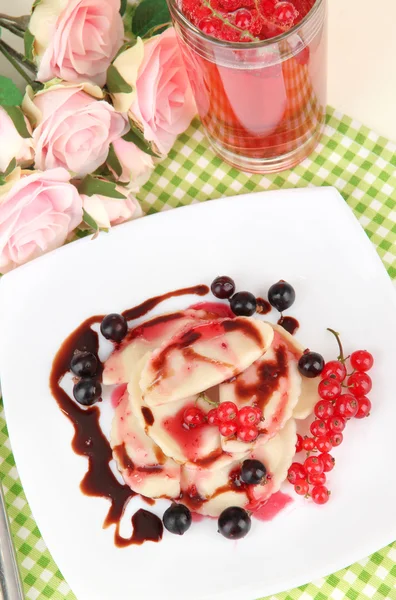 Tasty sweet dumplings with fresh berries on white plate, on bright background — Stock Photo, Image