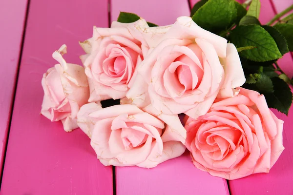 Belo buquê de rosas na mesa close-up — Fotografia de Stock