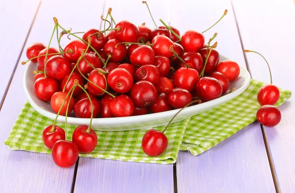 Cherry berries in bowl on wooden table close up — Stock Photo, Image