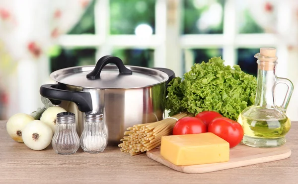 Ingredientes para cozinhar macarrão na mesa na cozinha — Fotografia de Stock