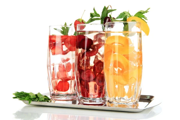 Glazen vruchtendranken met ijsblokjes geïsoleerd op wit — Stockfoto
