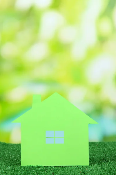 Papier huis op gras op natuurlijke achtergrond — Stockfoto