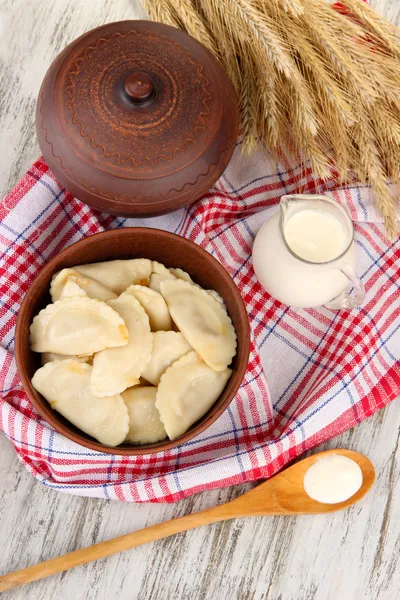 Sabrosas albóndigas con cebolla frita sobre plato marrón, sobre fondo de madera —  Fotos de Stock