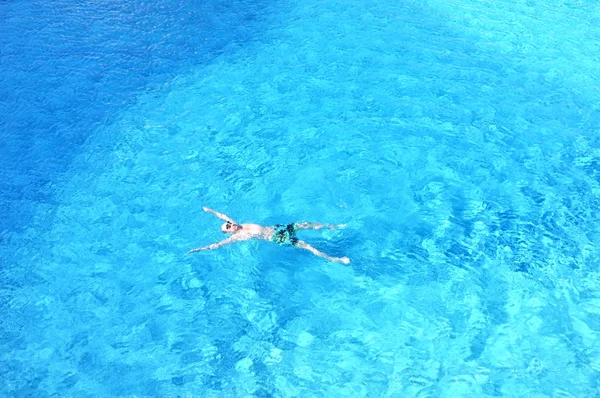 Détente dans la piscine — Photo