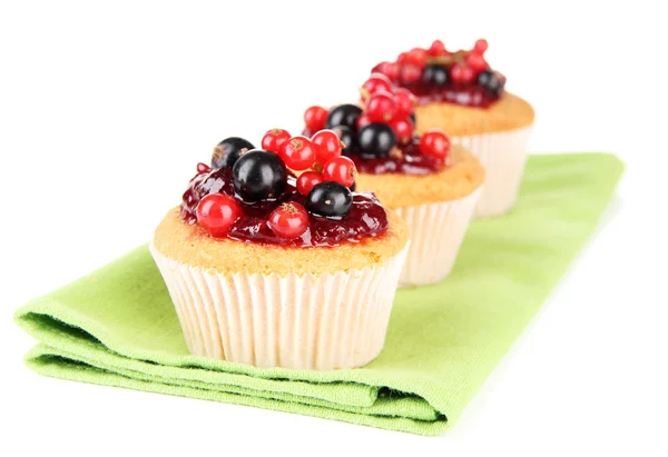 Leckere Muffins mit Beeren isoliert auf weiß — Stockfoto