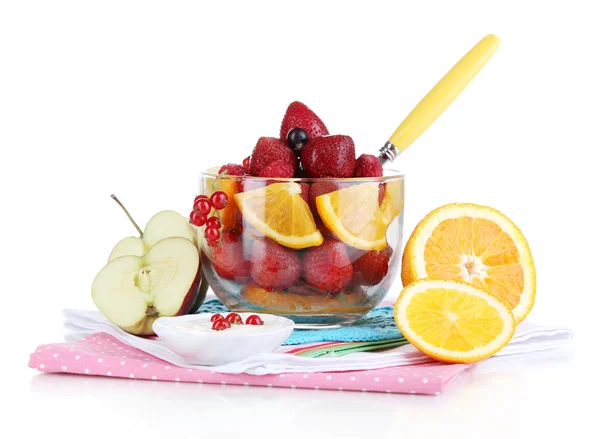 Insalata di frutta utile in tazza di vetro isolata su bianco — Foto Stock