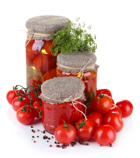 Leckere Tomaten aus der Dose und frisch, isoliert auf weiß — Stockfoto