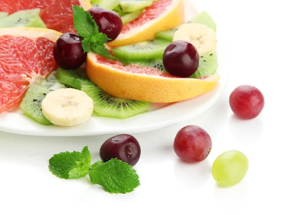 Surtido de frutas en rodajas en plato, aisladas en blanco — Foto de Stock