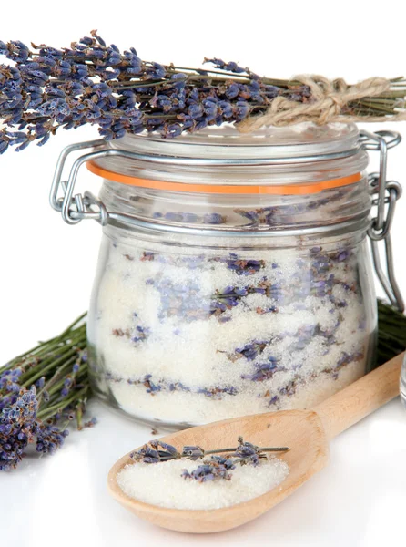 Tarro de azúcar de lavanda y flores frescas de lavanda aisladas en blanco — Foto de Stock